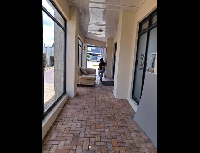 185M² BUSINESS CENTRE TO LET IN KLEINMOND CENTRAL